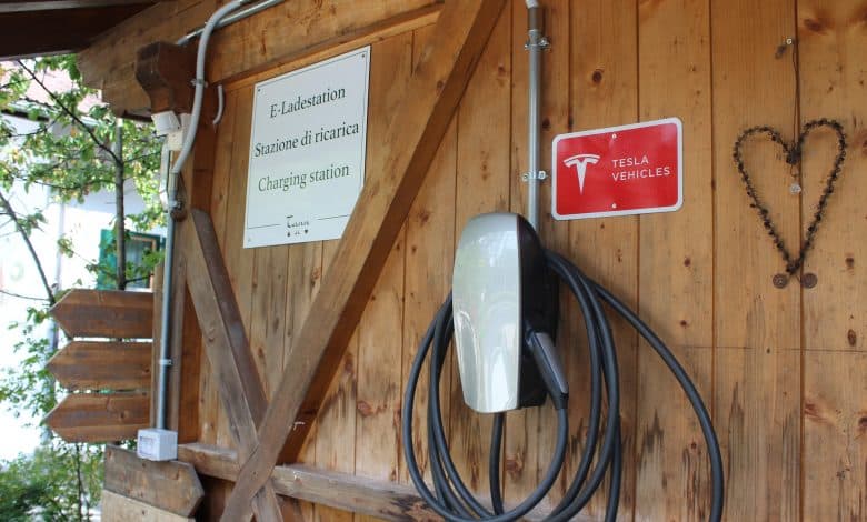 Wallbox von Tesla für Hotels und Restaurants: Der Tesla Destination-Charger.